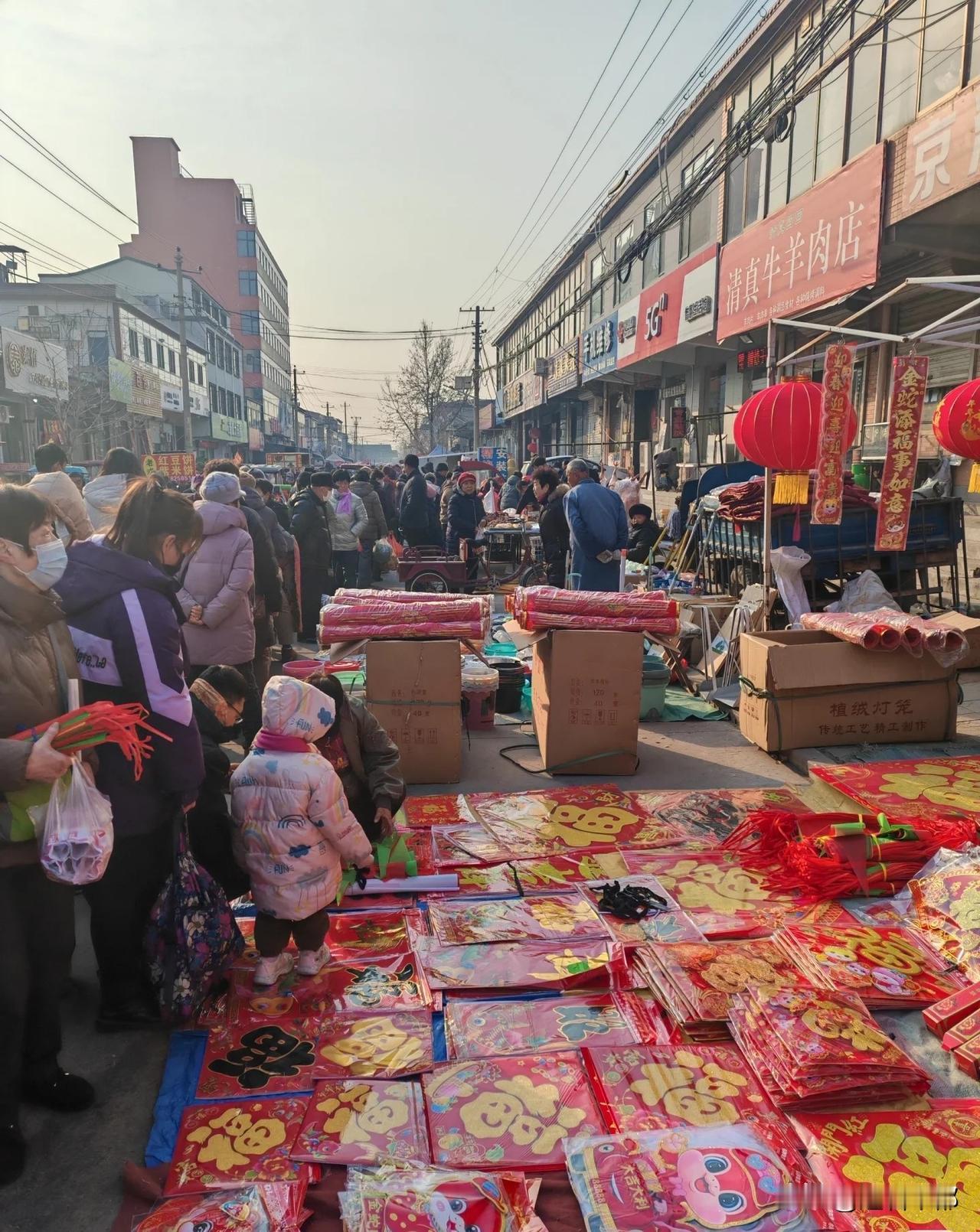 除夕的年味，全在赶大集的人潮里！🧨挎着竹篮挤进热闹的集市，腊肉的咸香混着现炒