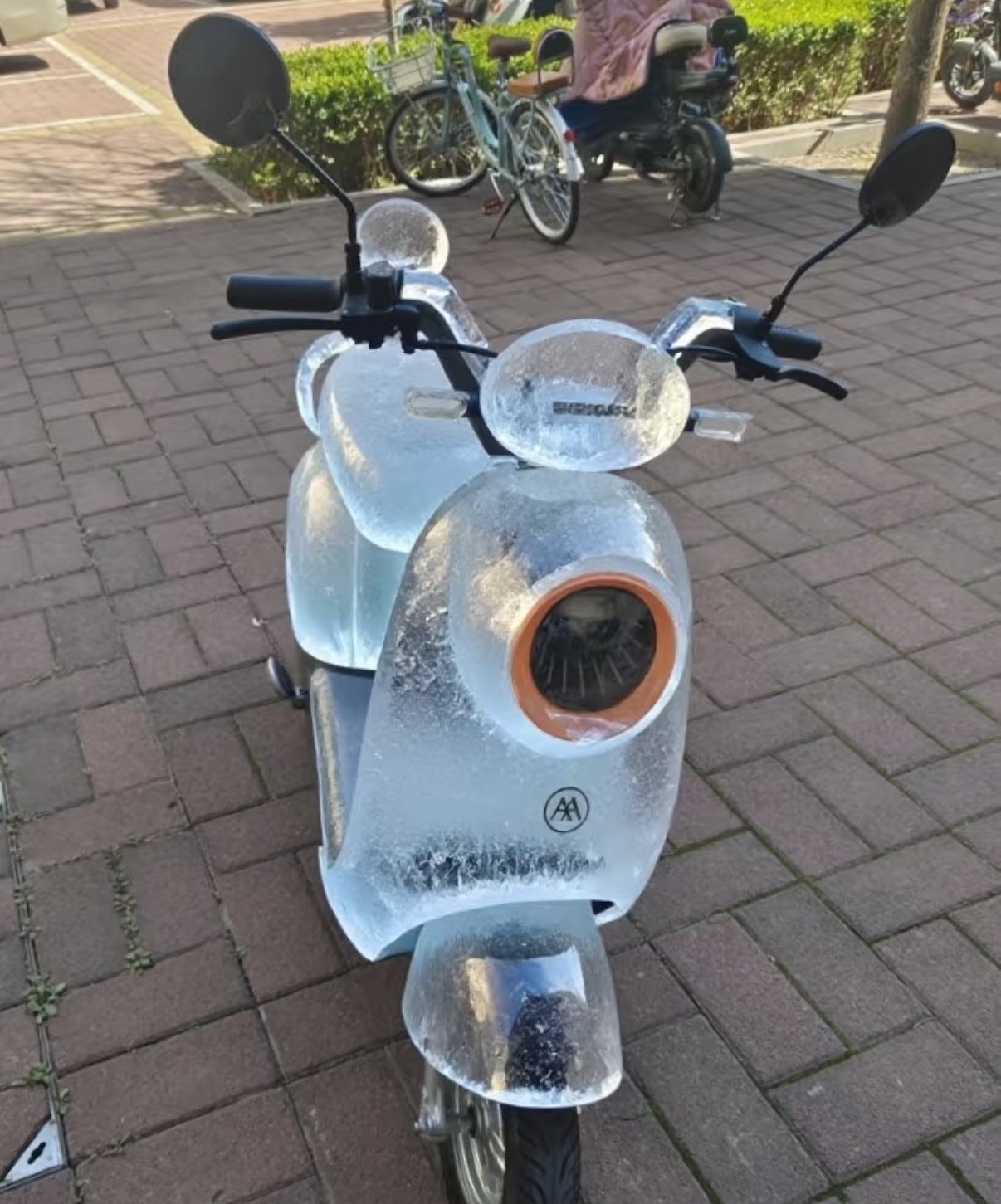 这是谁的电动车？