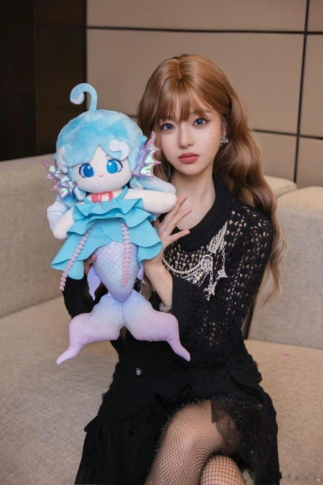 黄霄雲在AG主场观赛面包闪现KPL赛场也太惊喜了！现场观赛氛围感拉满，霄雲和