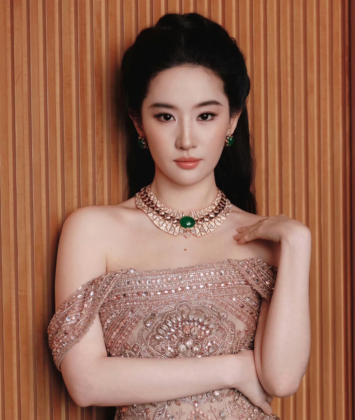 刘亦菲身穿ElieSaab2026高定礼服…佩戴宝格丽高级珠宝，亮相上海宝