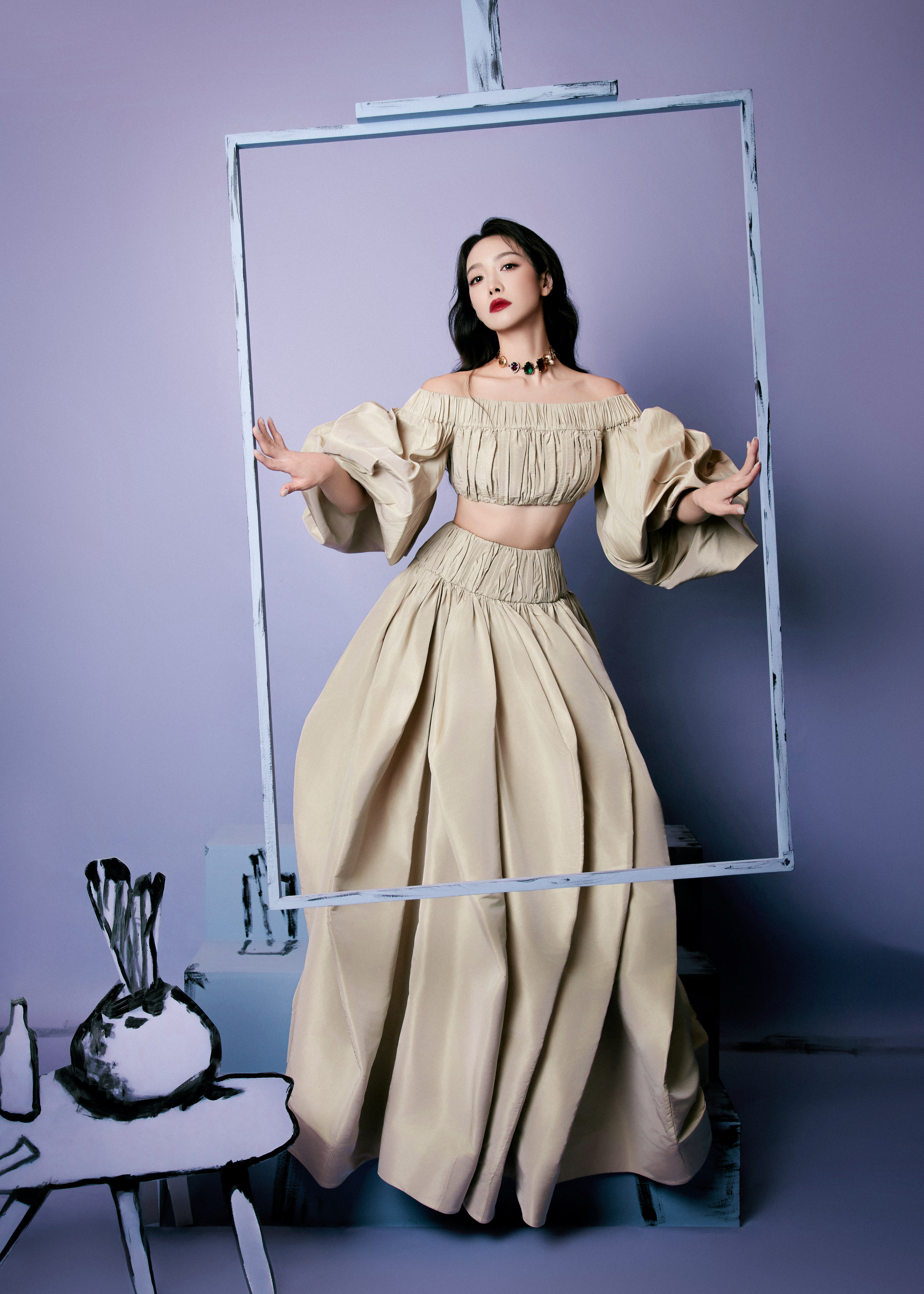 宋茜让复古质感漫过轮廓，晕开独属的迷人气场。VOGUE盛典百花齐放VO