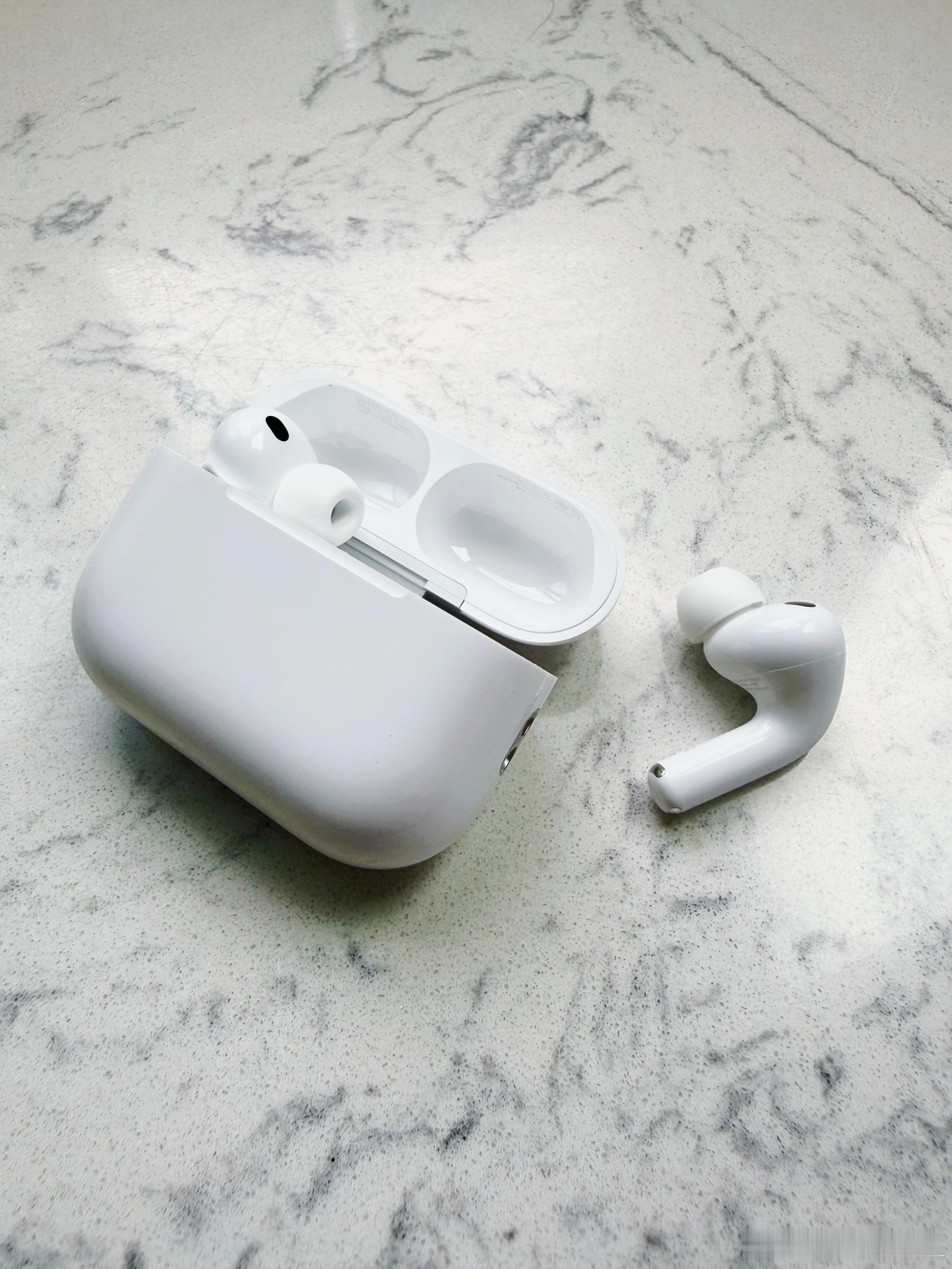 AirPodsPro真的就是一款你买了就不会后悔的产品，这两天戴着听歌基本上就