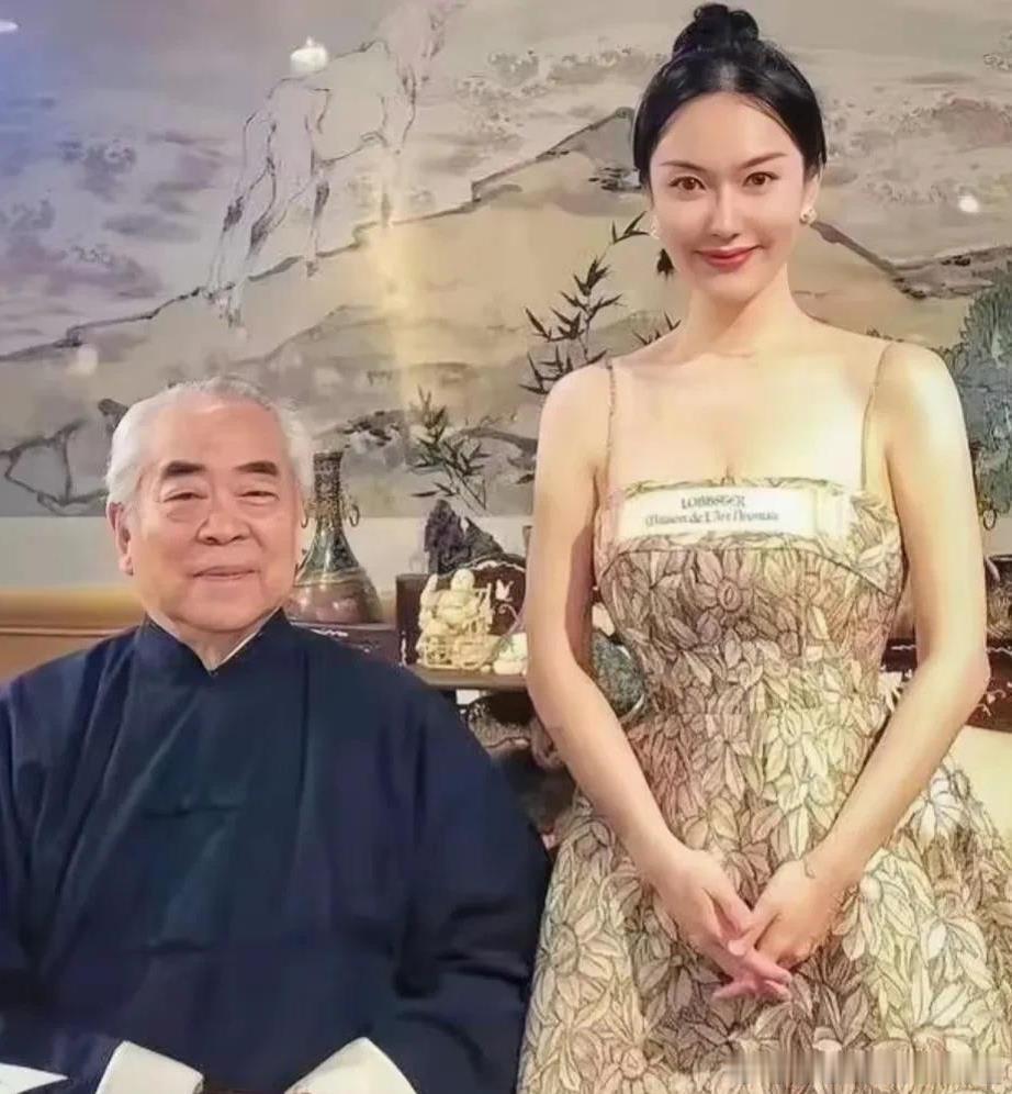 范曾宣布与女儿继子断绝关系范曾宣布与儿女断绝关系，将一切交予年轻的第四任妻子。