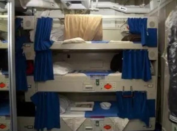 睡的是三层铺，但人家这床铺是恒温的，26度，睡着绝对舒适。美国航母也是这个标准，