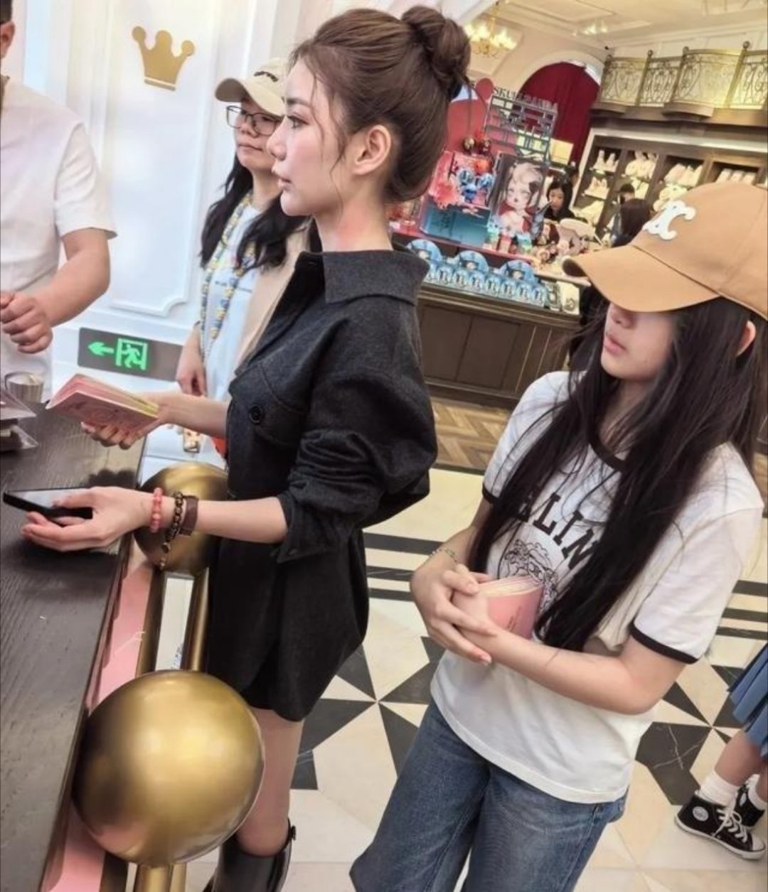 11岁小玥儿跟后妈逛泡泡玛特，想要啥买啥还有保姆提袋，网友却嘀咕：咋越看越像大S了？​