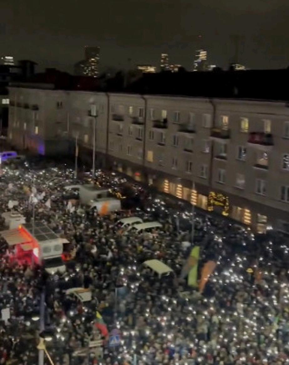 立陶宛爆发街头抗议今晚，维尔纽斯燃起了政治怒火。成千上万的立陶宛民众涌上议会和