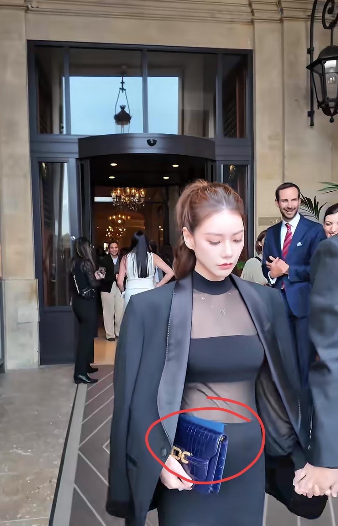 两孩子放长假了，汪小菲和马筱梅罕见没有带孩子！两人一起去了paris，两人走哪都