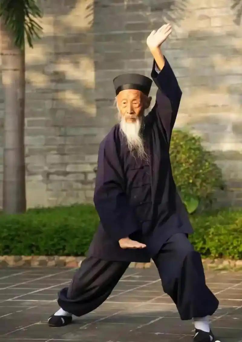 人生最高级的活法："别亏待自己，饿了自己吃饭，困了自己睡觉。"别在别人的世界