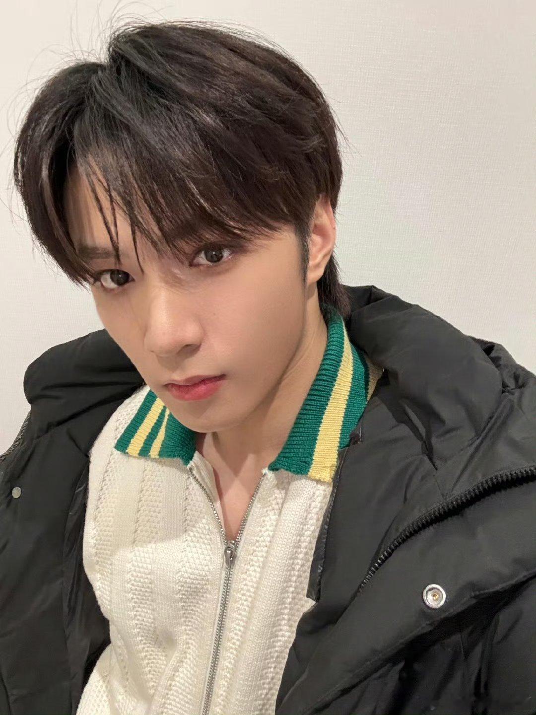 刘耀文帅气下班咋自拍也是45角哈哈哈哈