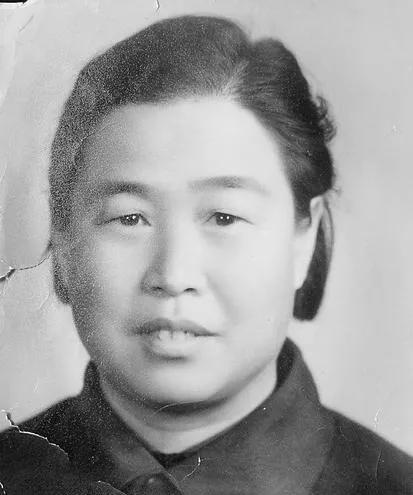 1949年的开国大典前夕，毛主席亲自写请柬邀请一位14岁的小姑娘，来参加开国大典