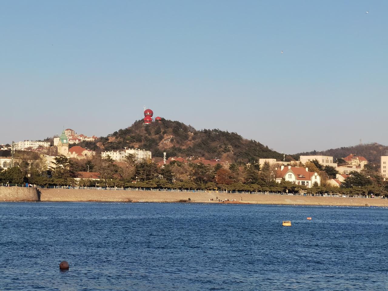 老伴退休后以后，我发现了退休以后最大的好处：1、生活按下了静音键。手机整