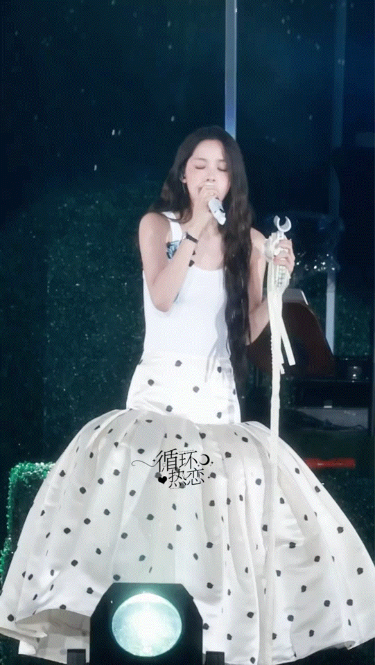 欧阳娜娜雨中神图欧阳娜娜雨中美成这样了细雨为欧阳娜娜量身打造氛围感舞台，漫天雨雾