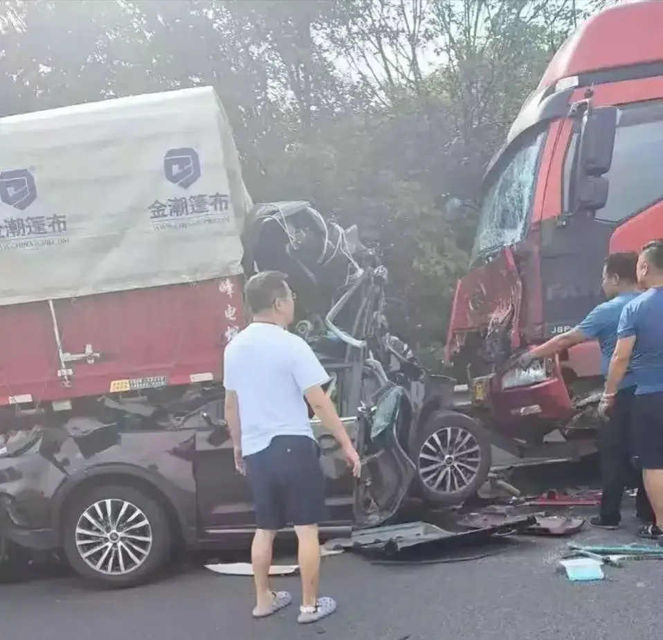 四川绵阳，女子开车回老家的路上，遭到后方大货车的追尾，车辆发生严重变形，车内的丈