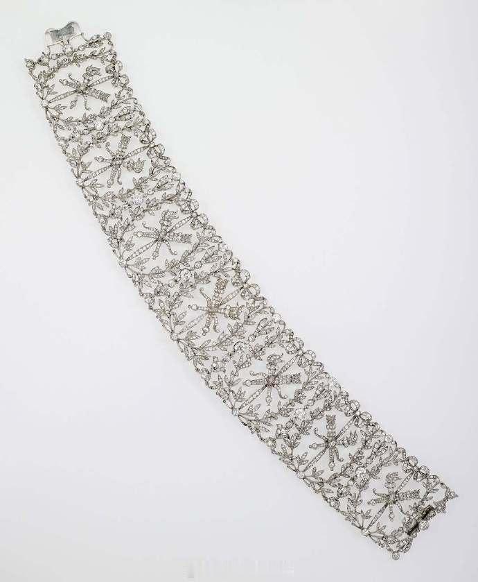 曾属于英国玛丽王后的蕾丝（？）choker，制作于1901年，采用路易十六时期风