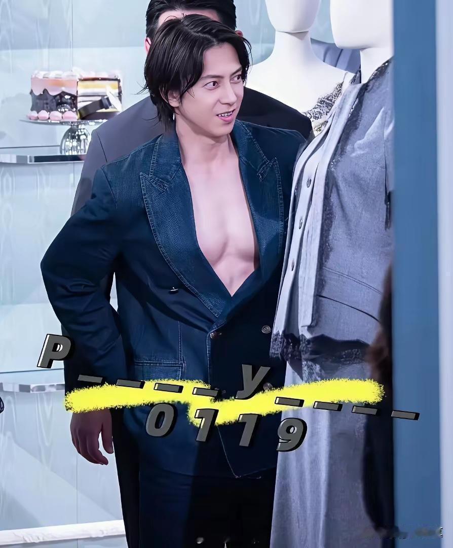美女，你就算是个明星穿礼服，也该穿个内衣吧，毕竟领口低了……