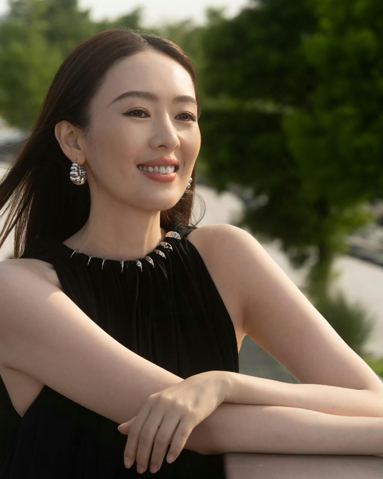 童瑶，高调发文！9月30日，一向低调的童瑶突然发文：人生就是一站接着一站。
