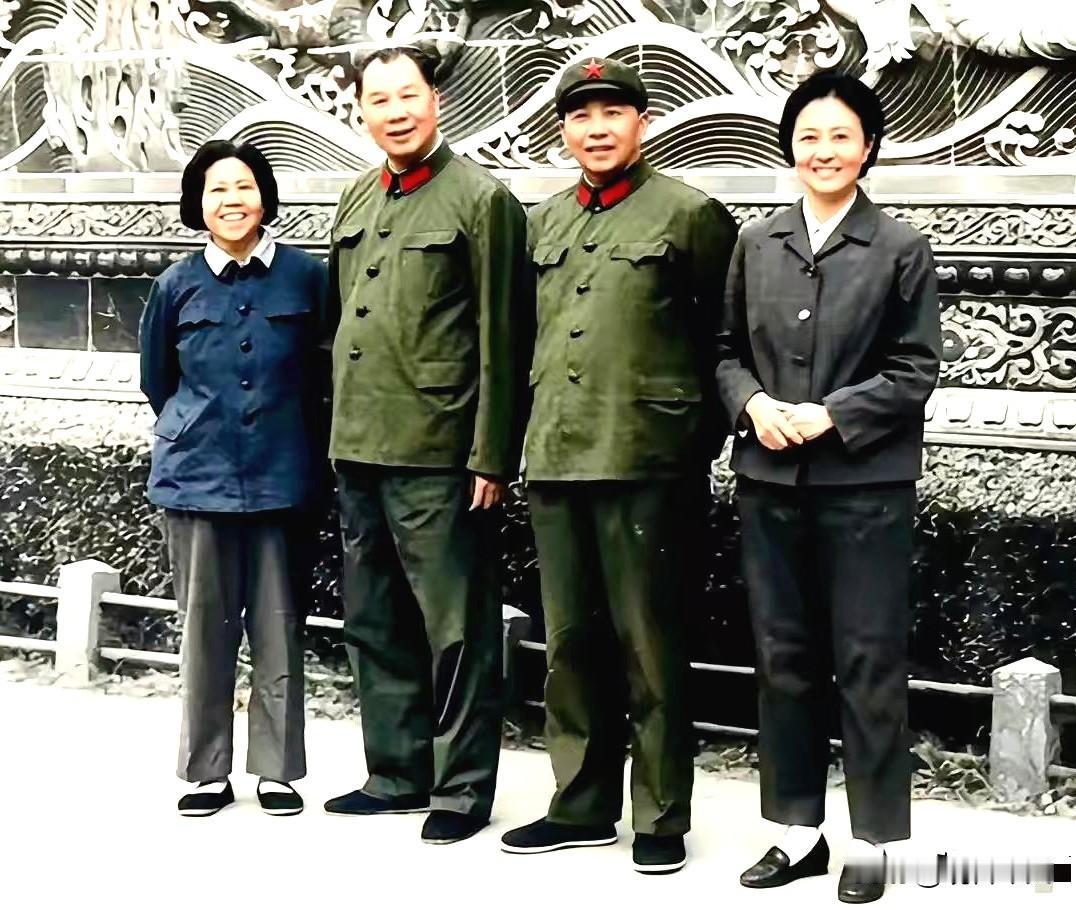 1977年，开国上将、时任副总参谋长兼福州军区司令员杨成武偕夫人赵志珍与亲家、开