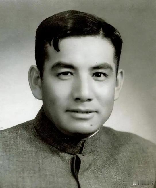 1947年，张灵甫覆灭前，下令让身边人自尽。李运良假装照做，跑到洞口后，用匕首贴