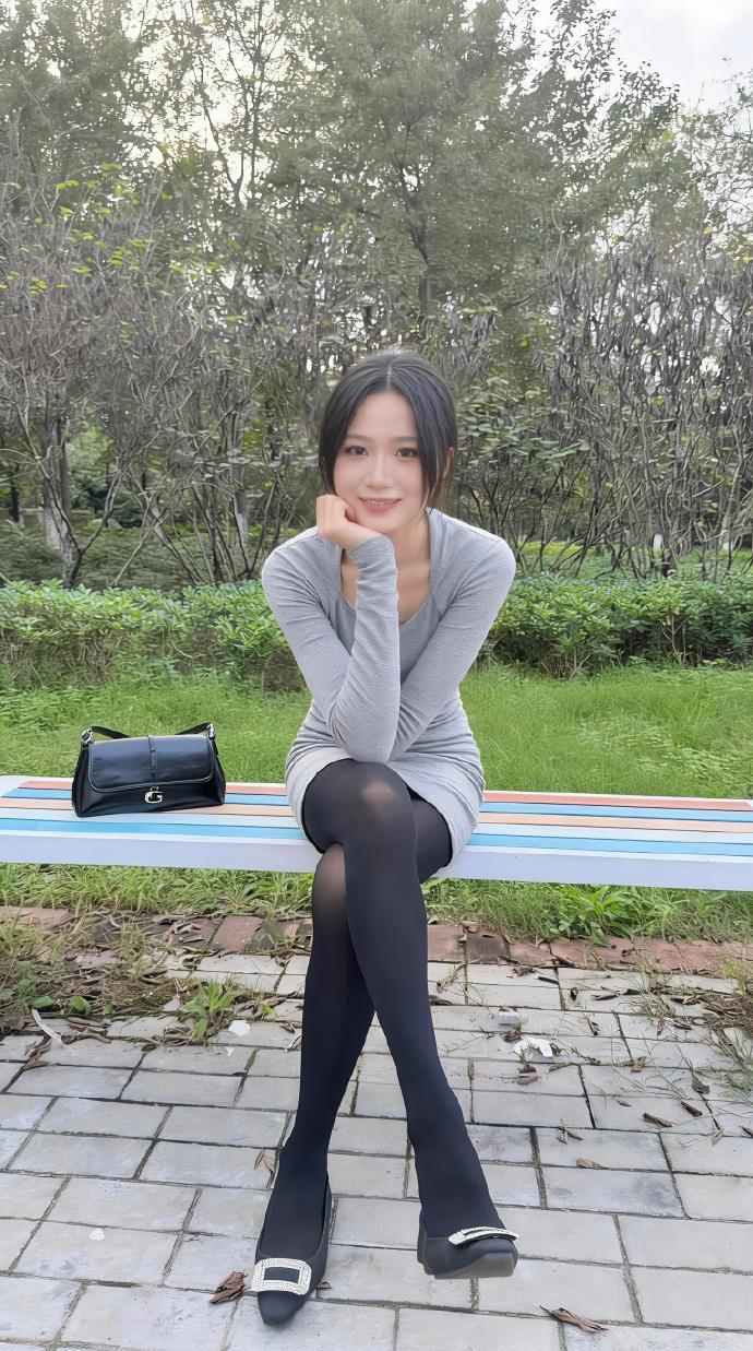 厚黑穿搭，神秘感满满气质美女高级感黑穿搭