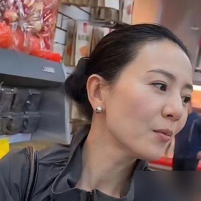 高圆圆在超市挑菜，素颜，没助理，跟收银员大姐聊得热乎。路人拍她，她就抬头笑一下，接着低头看土豆新不新