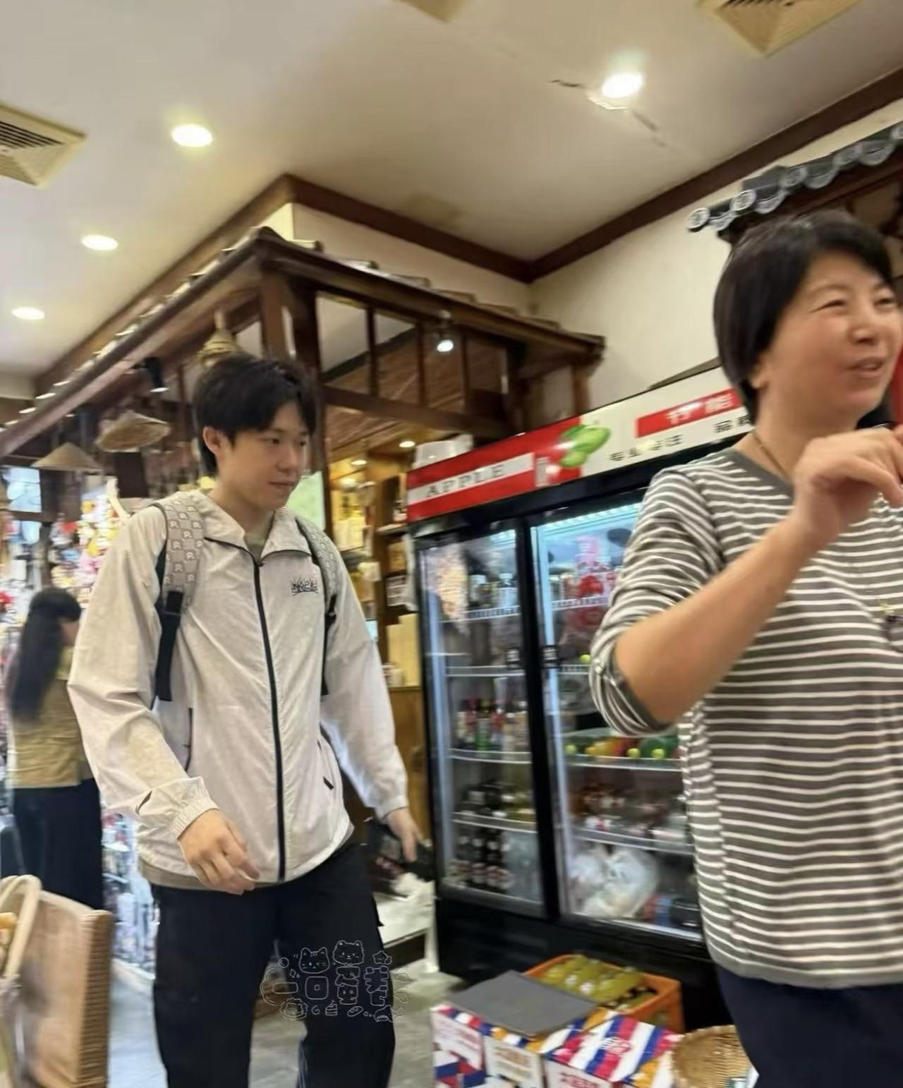 新鲜王楚钦又去玉桥餐厅吃饭啦，背着书包这是从北大刚放学吗？[大笑][大笑]9月