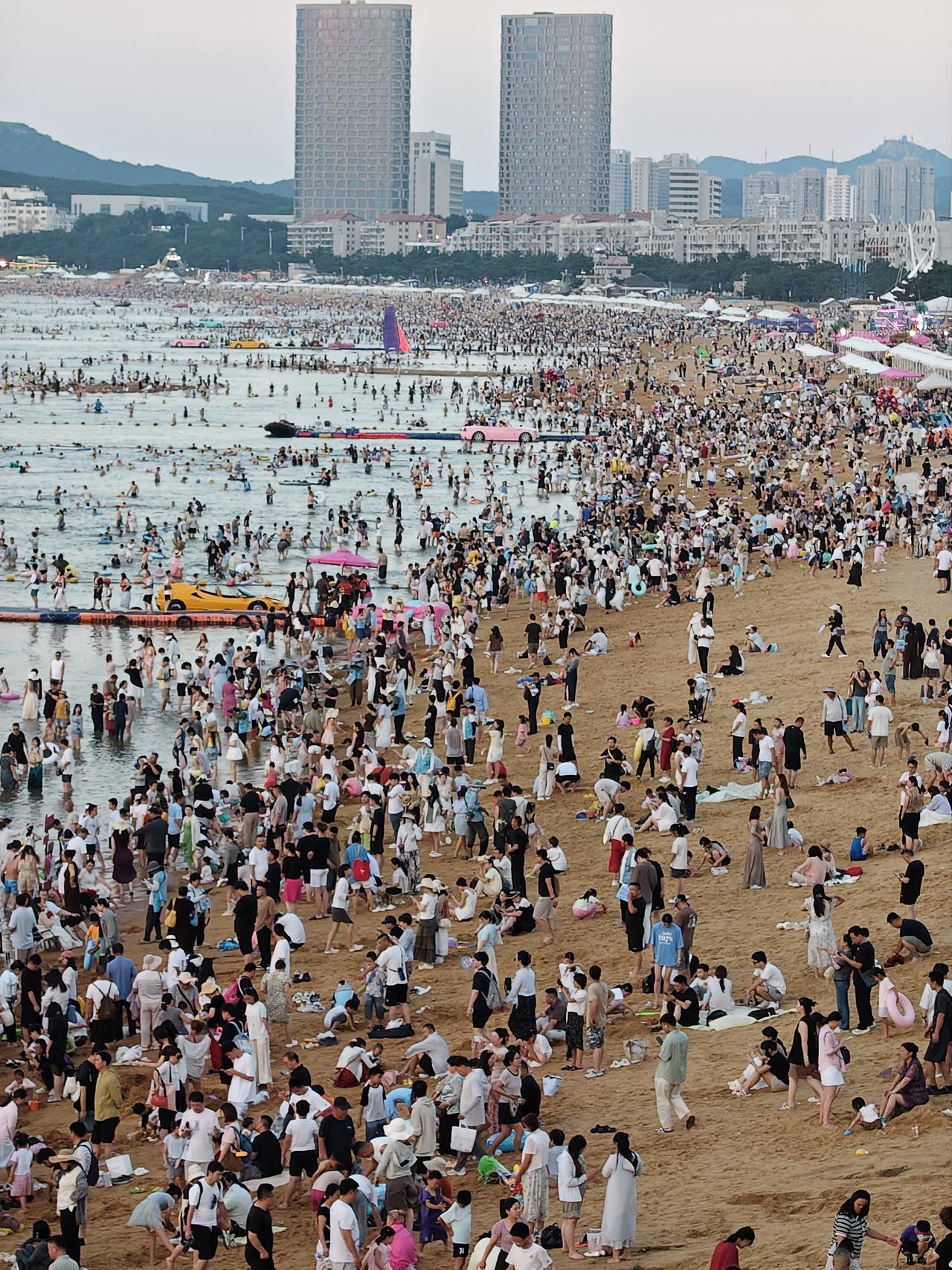 最近总听一些网友说威海今年游客少，但当我到了国际海水浴场后却发现了这么壮观的场面