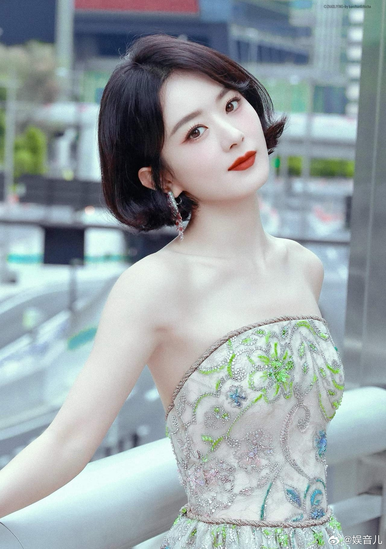 1.赵丽颖那边也收到谢娜的演唱会邀约了，她团队是极力劝阻她别去，让她少跟争议性太