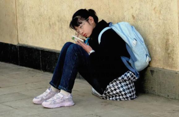 破防了！女孩打车送奶奶去医院，司机报价200元，女孩付完钱后，凑到司机耳边小声恳