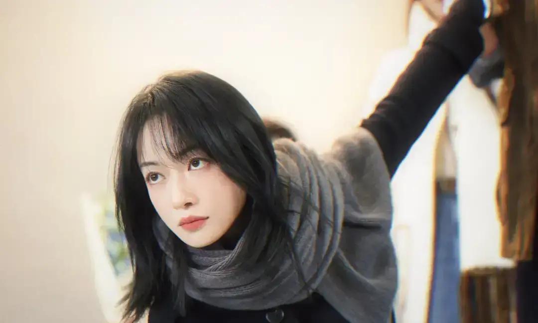 刚出月子就进组，吴谨言这节奏，简直把“劳模”俩字焊死在身上。怀孕七个月还甩