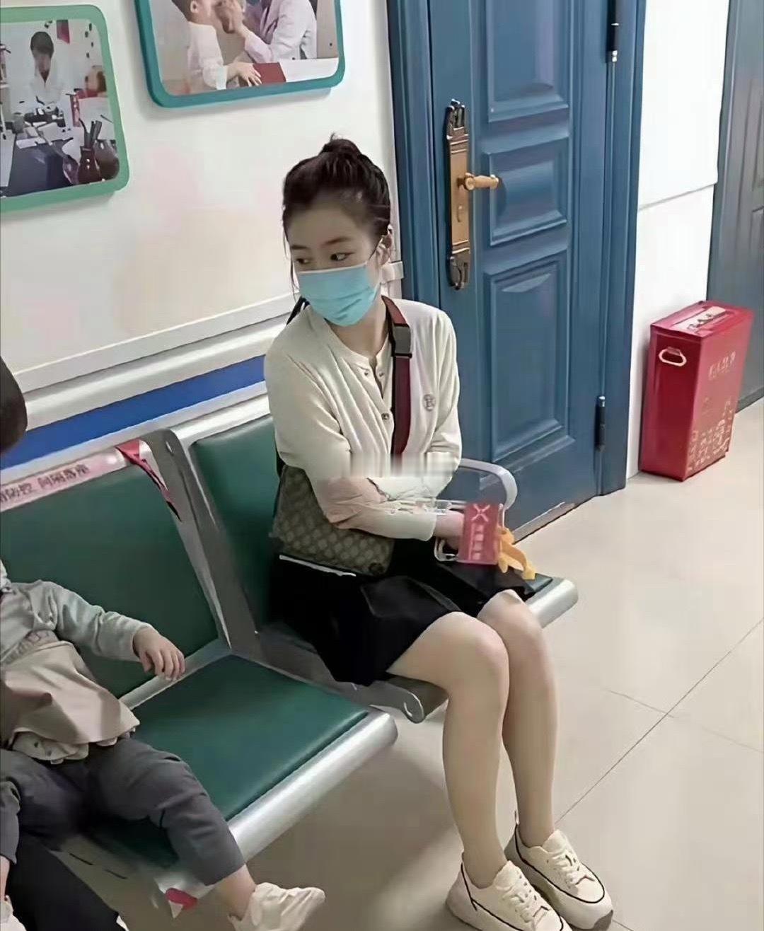 她是怎么套进去的，实在让人费解￼
