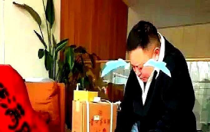 岳云鹏当年那句“你俩长不了”真是神预言。不是兄弟散了，是活法彻底劈叉了。2