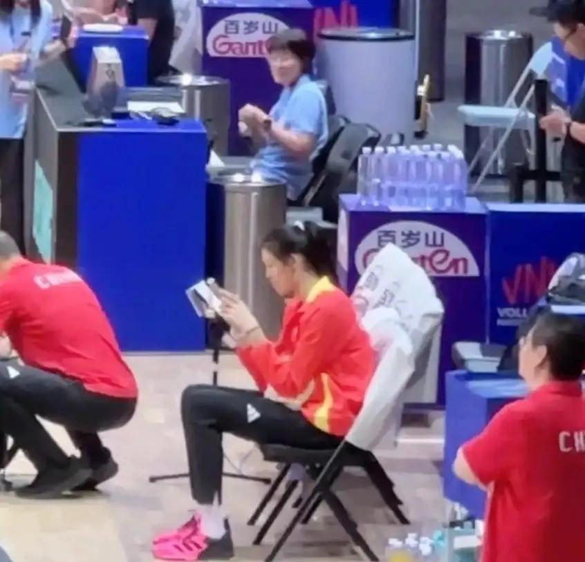 李盈莹现身世界女排联赛中法之战，带伤为队友助威加油。新一届中国女排在VNL展现了
