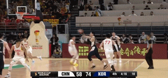 韩国的李贤重是唯一的NBA球员，也是三分最稳的球员，可是你看看我们中国男篮对人家