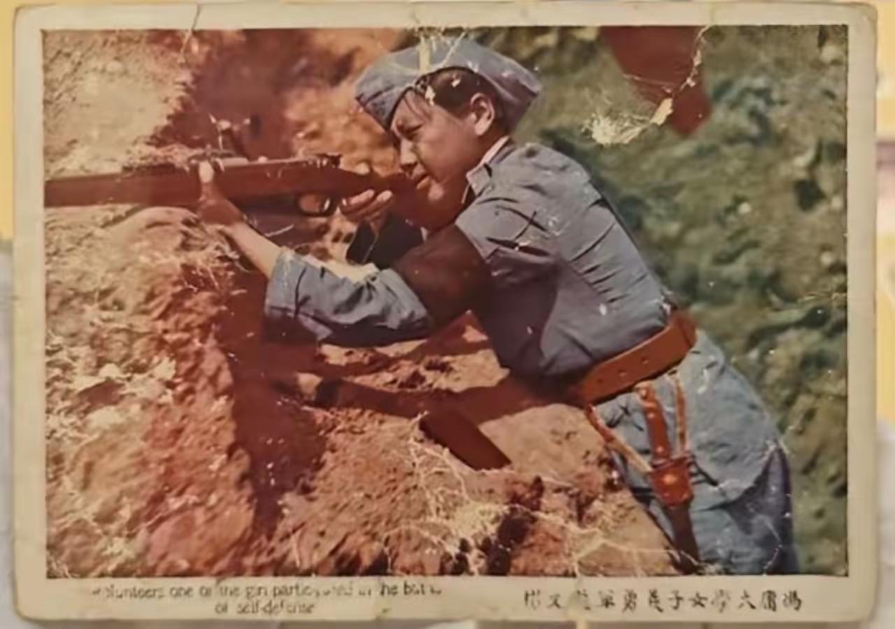 这张1937年的罕见老照片里，端着枪跟日军死磕的女兵，居然是当年的名校大小姐？她