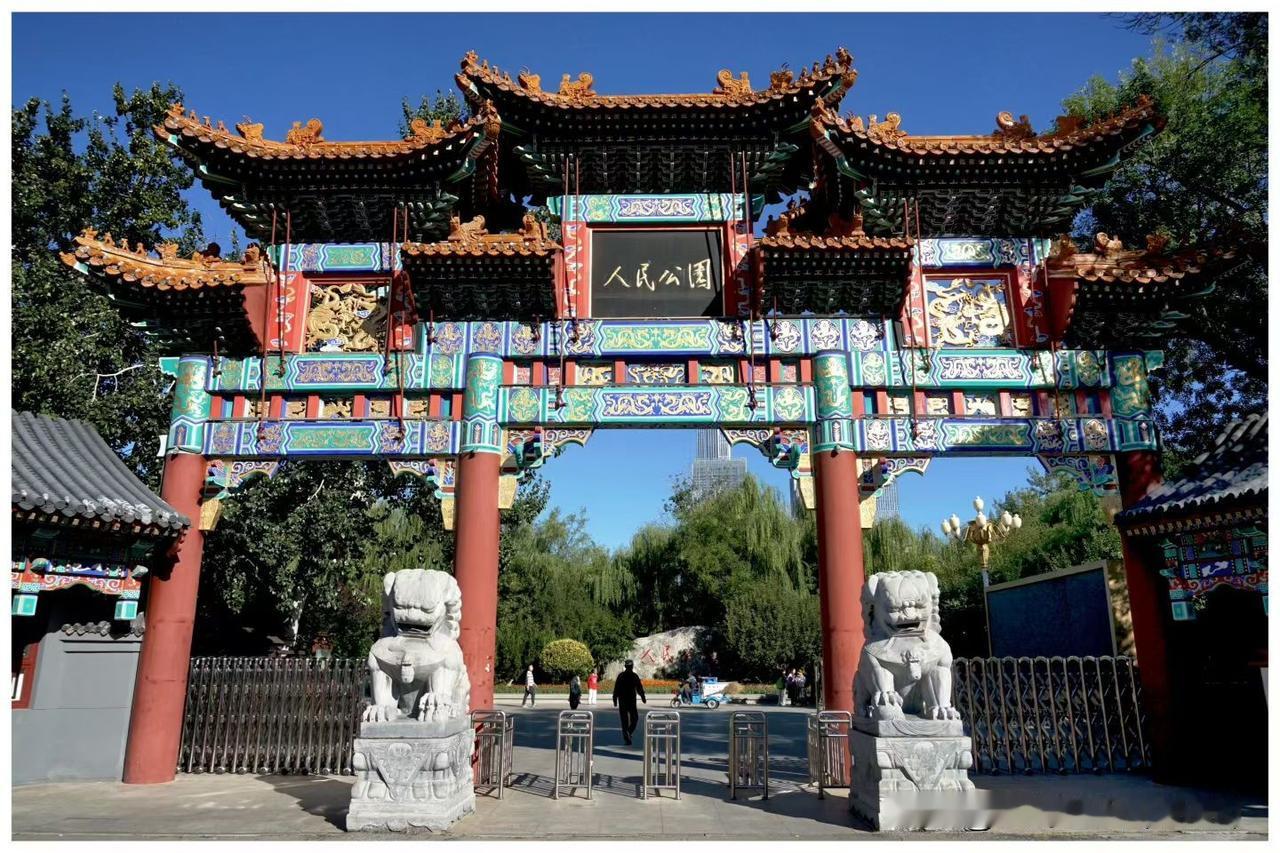 摄影作品欣赏近期拍摄于天津人民公园内外景，第五张看不出来是啥？有认得的吗？
