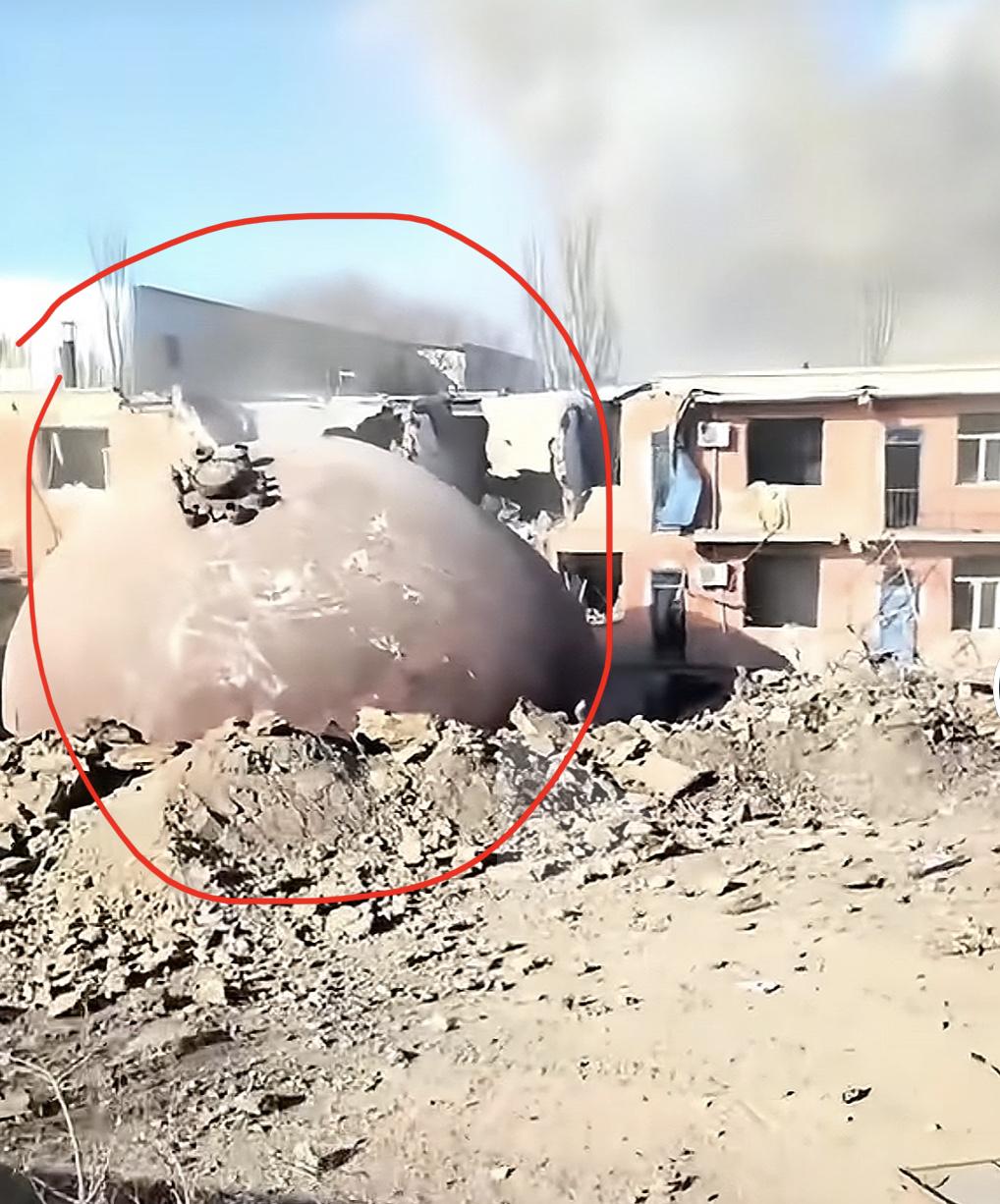 不幸中的万幸，包钢板材厂爆炸事故后，唯一让人觉得安慰的事就是那个崩飞的一