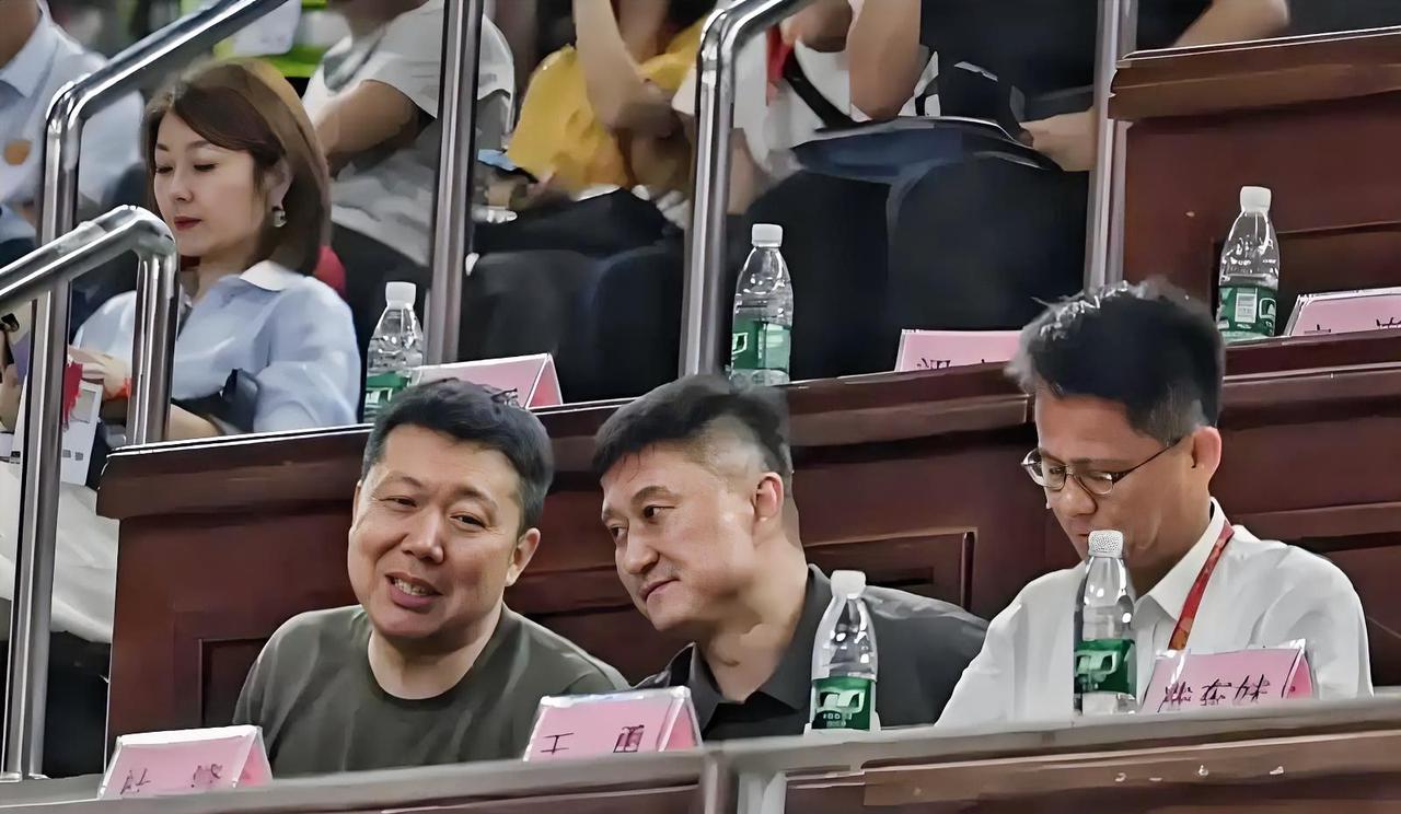 王治郅杜峰亲临现场！无奈也帮不上女篮，女篮的成绩不佳以是事实，宫鲁鸣执教女篮以