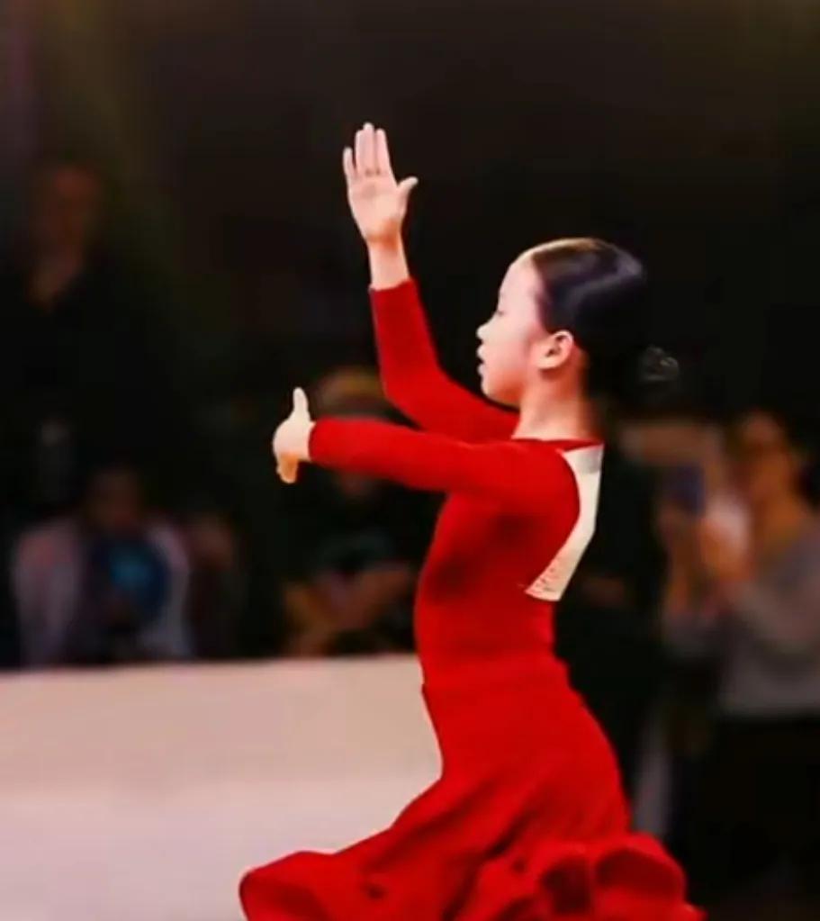 孙丽：女儿拉丁舞英国夺冠，小花妹妹舞蹈天赋或遗传自超哥孙丽的女儿在拉丁舞领域