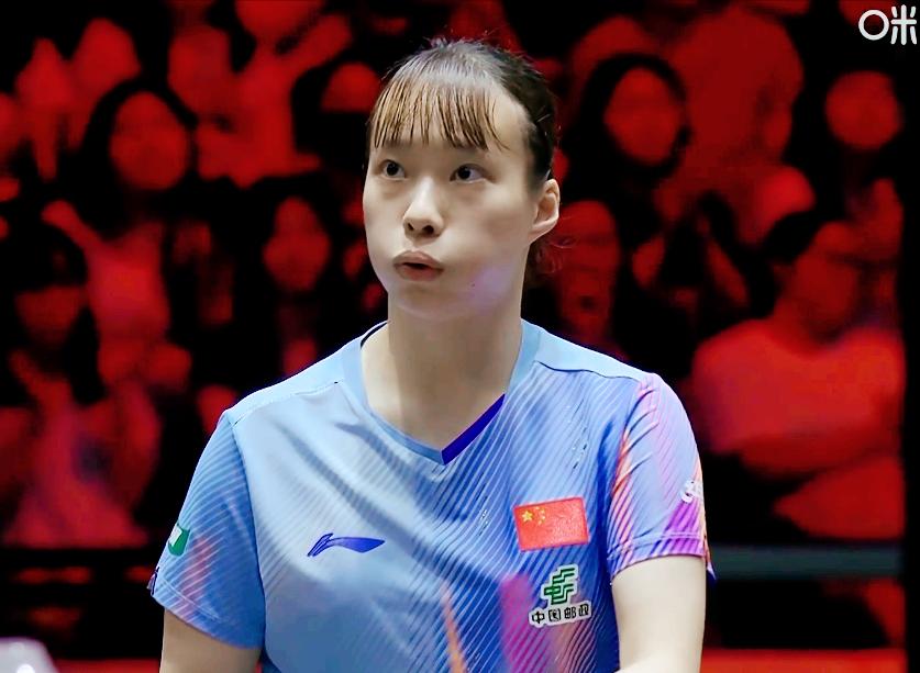 孙颖莎不会爆冷吧！石洵瑶的长球打莎莎反手，战术明显！第一局孙颖莎11;2拿