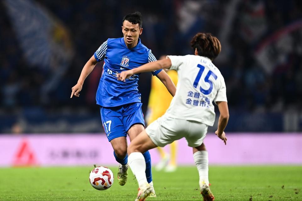 申花2-1领先了！基本可以提前庆祝首场胜利了！今天申花完全气势压倒了了大连英博！