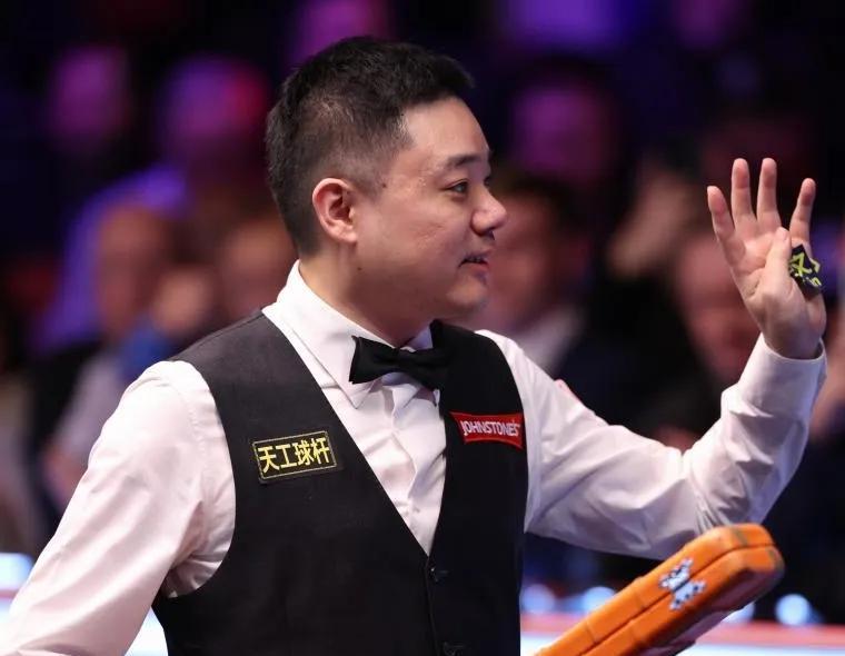 真不容易，中国“一哥”丁俊晖对战世界排名90位的英格兰“帅哥”山姆克雷吉，尽管状