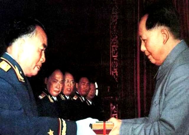 他叫朱德，我们更爱叫他朱老总。别被那张慈眉善目的脸骗了，他可不是啥老好人。他是中