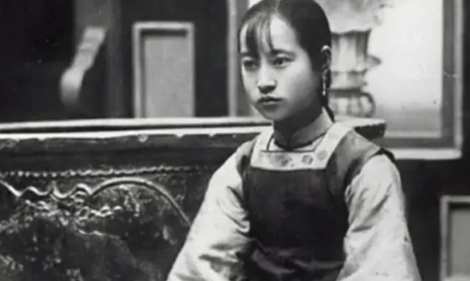 1905年，袁世凯的二儿子袁克文，与名妓叶蓁一见钟情，一睡定终身，袁克文承诺会娶