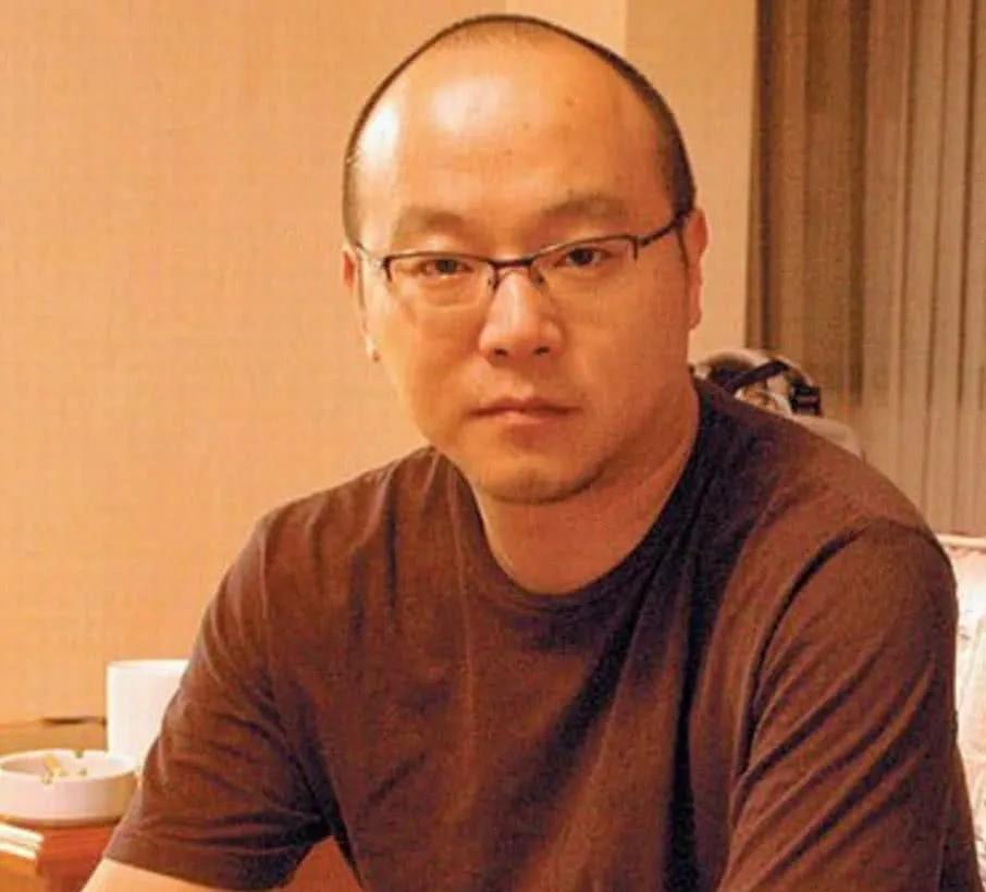 窦靖童称担心会遗传爸爸窦唯的秃头即日，窦靖童在直播中坦言担忧遗