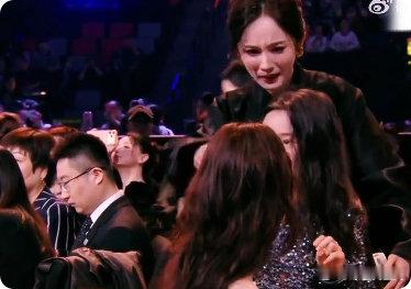 杨幂嫌弃董璇拍照技术杨幂不信任董璇拍照技术杨幂嫌弃董璇拍照技术这段太真实了！好