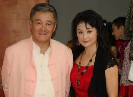 一天晚上，赵本山准备睡觉，妻子马丽娟试探问他:"老赵，电视还缺人不？我表妹于月仙