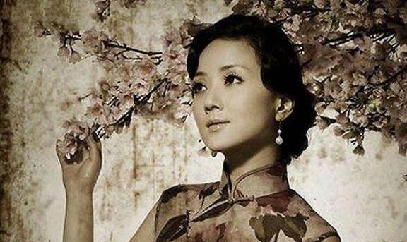 1940年，军统女特工装病被送往医院，同事们一走，她立马跳下来跑到重庆某茶馆，对