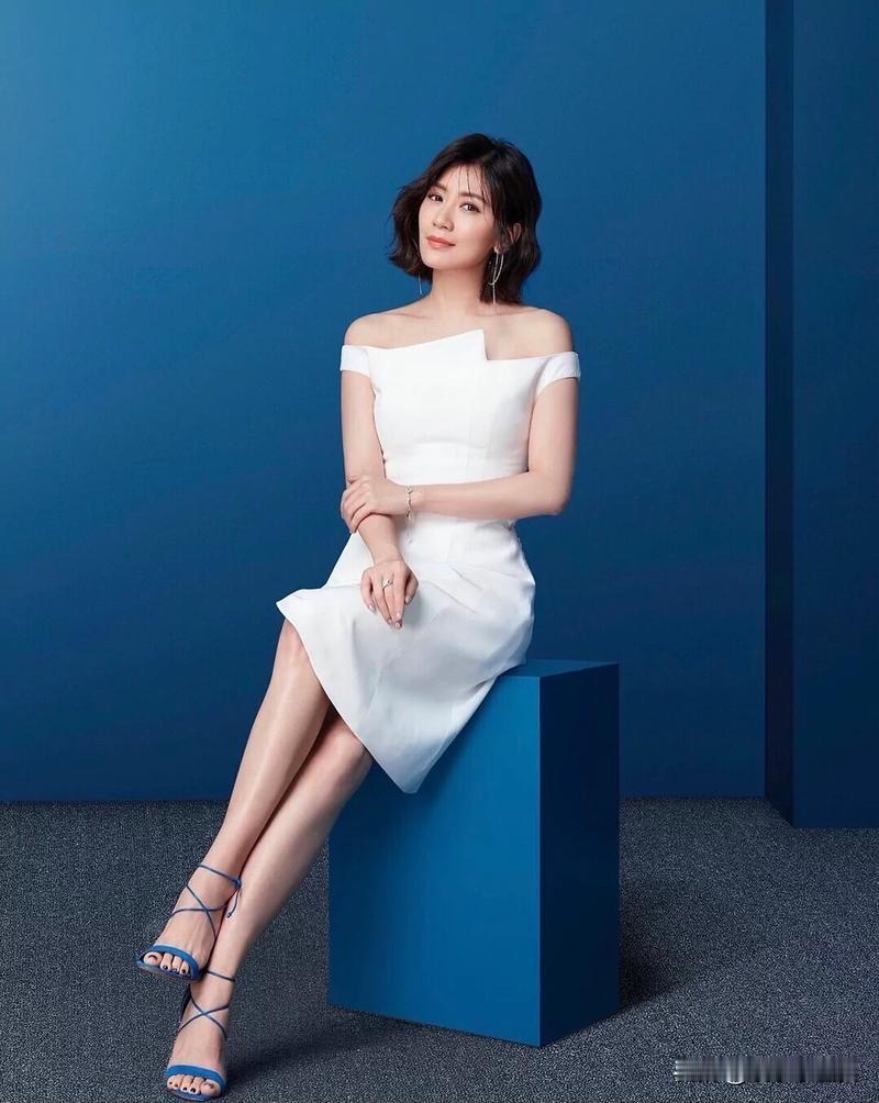 贾静雯的美脚和颜值好美好漂亮。