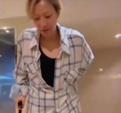知名香港天后发视频，因运动意外致后腰撕裂坐轮椅出行。视频中的她身穿格子上衣，神