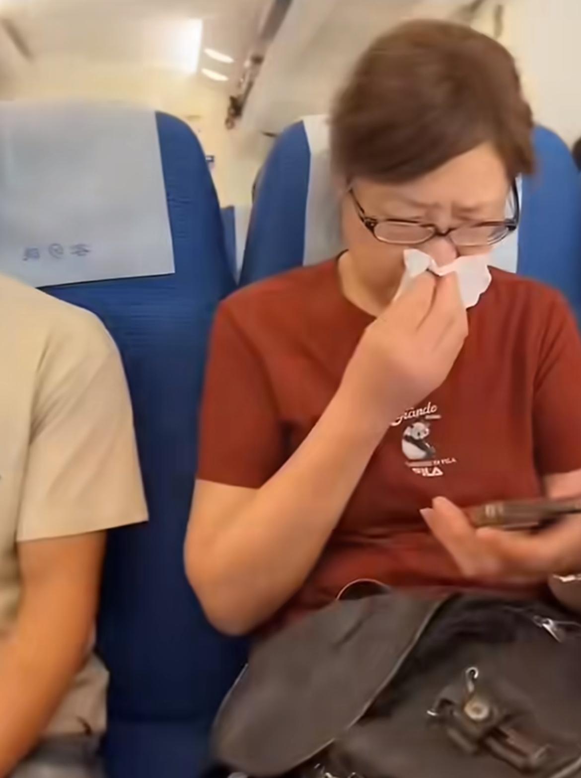 非洲留学生坐火车差点熏晕对面的大妈，大妈不停地用纸巾捂住鼻子，另外一个年轻人带着